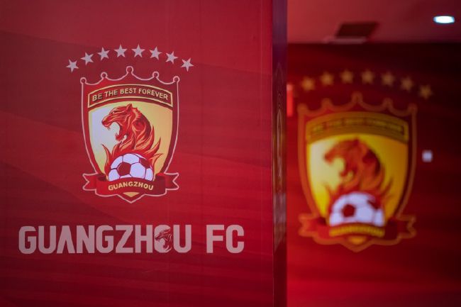 肯尼迪的遇刺成了一桩美国汗青上的悬案，片子从头审阅了那一段汗青，到底杀手是一个通俗人，仍是全部复杂的政治诡计，本相和幻象，都在查询拜访中垂垂露出眉目。总统遇刺的两小时内，官方认定的凶手即被拘系，他就是里·哈威·奥斯瓦多。但是偶合的是，在随后的一个小时，这个嫌疑犯却火速被 一位地痞杀死。颠末查询拜访，官方仍是认定里·哈威·奥斯瓦多为真凶。可是，三年后的一个美国处所查察官吉姆·加里森（凯文·科斯特纳 Kevin Costner 饰），却发现肯尼迪中弹的蹊跷，从而猜测昔时官方的误判，接下来，他的侦察连累着一个汗青上的惊天诡计。